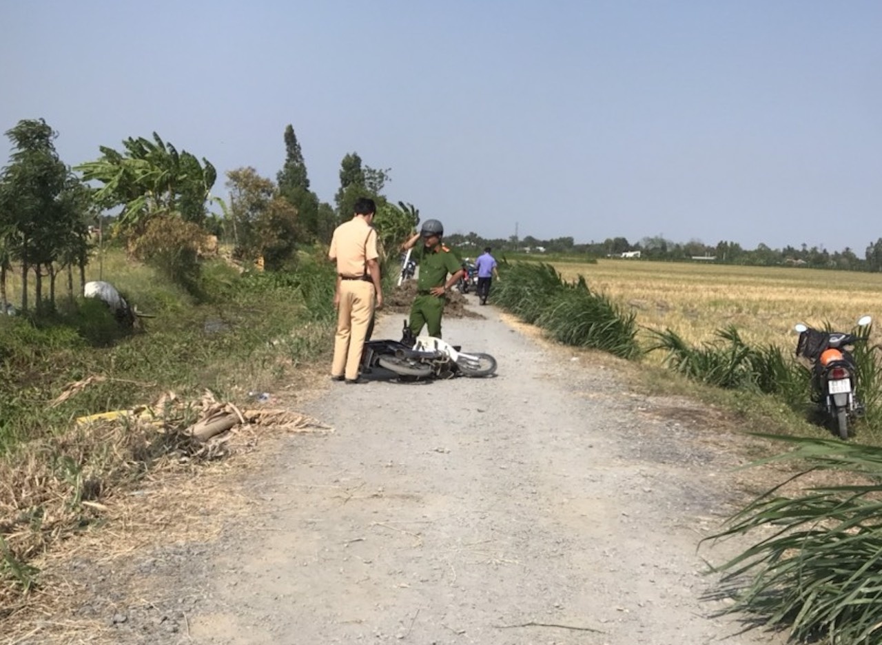 Nguoi dan ong lai xe tai tong vao trung uy canh sat hinh anh