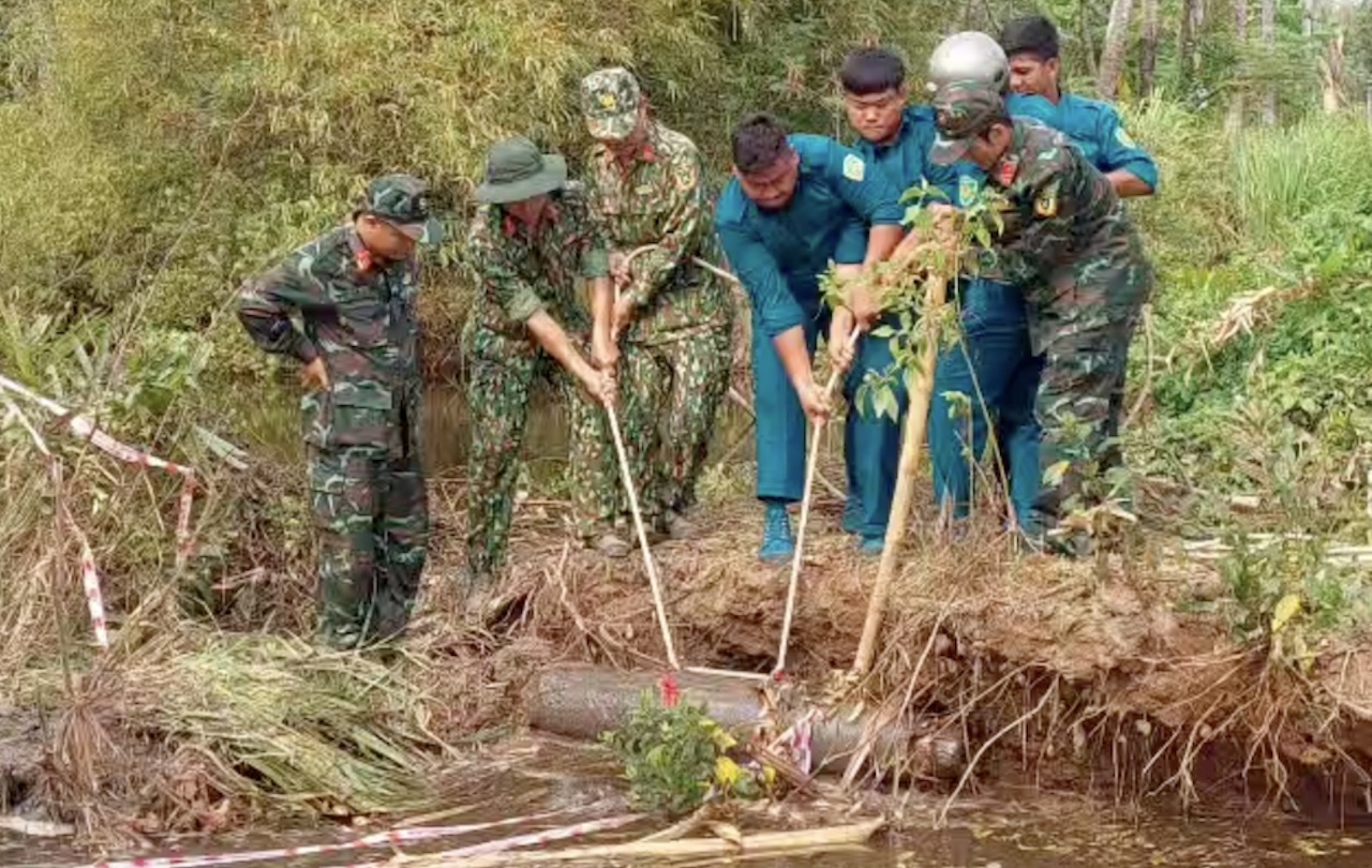 Phat hien qua bom 250 kg khi san lap mat bang cat nha hinh anh