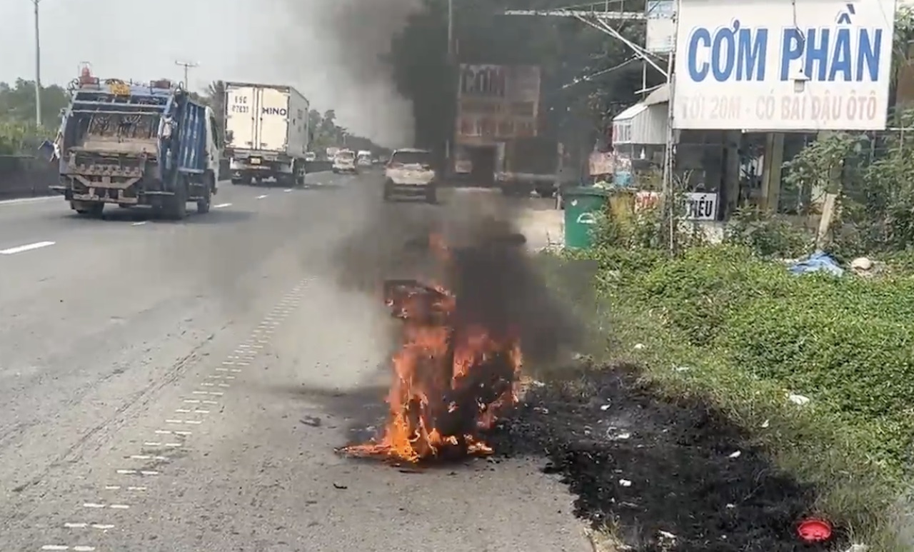 Xe may bat ngo boc chay tro khung tren quoc lo 1 hinh anh