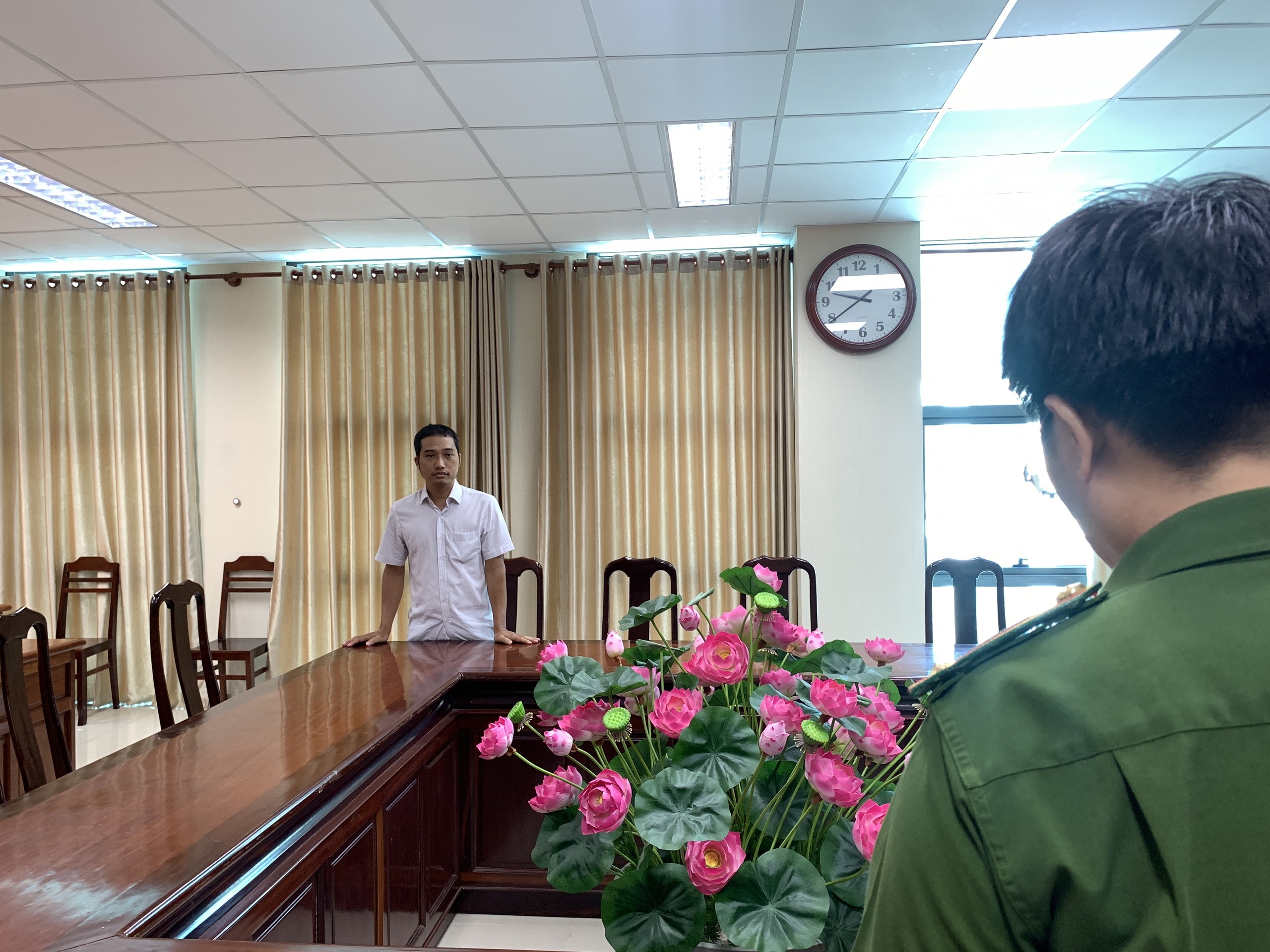 Bat giam,  dang kiem vien anh 1