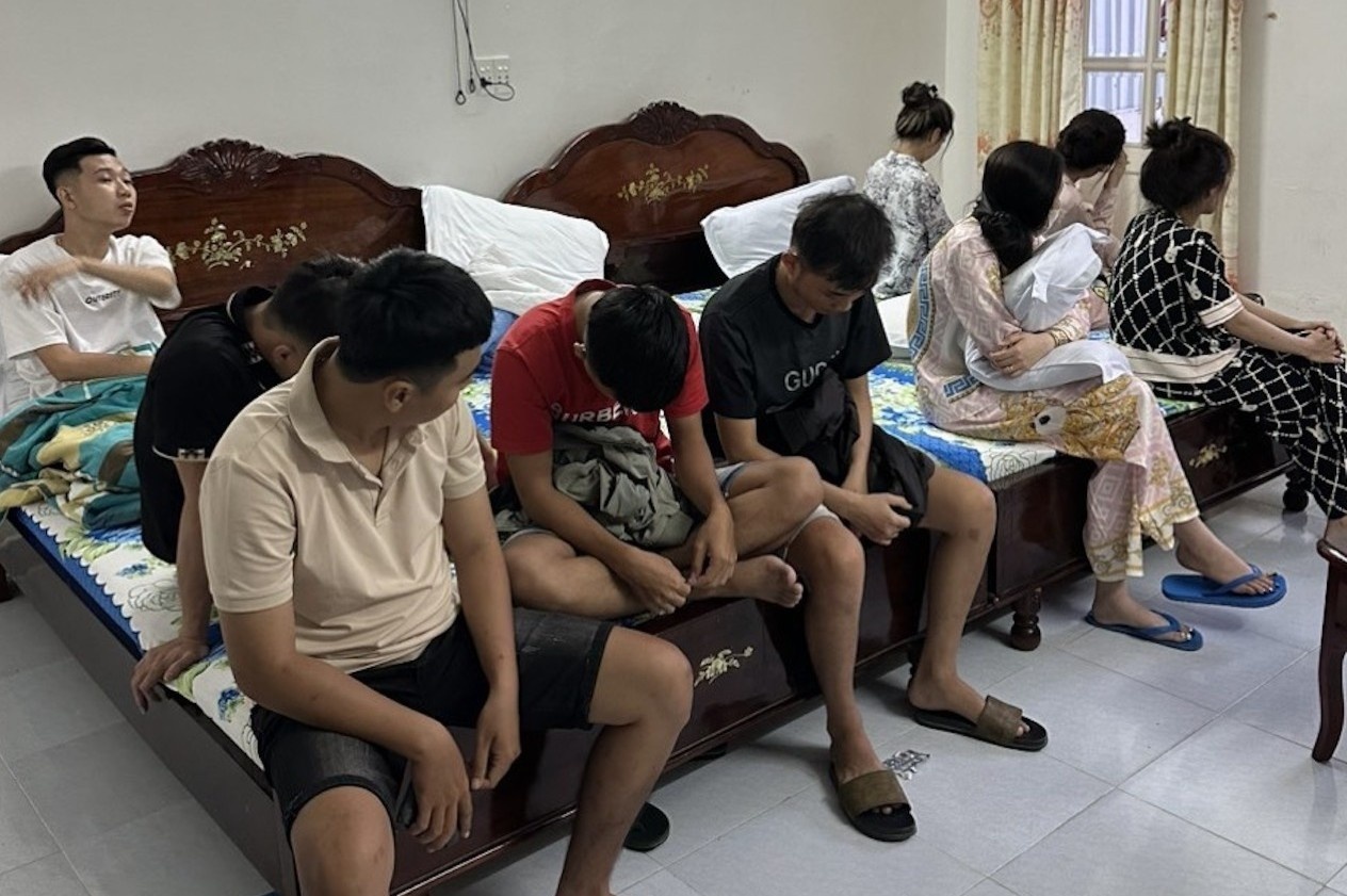 9 thanh nien bay lac trong khach san hinh anh