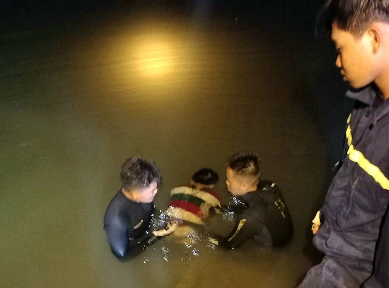 Nguoi dan ong tam song tu vong hinh anh