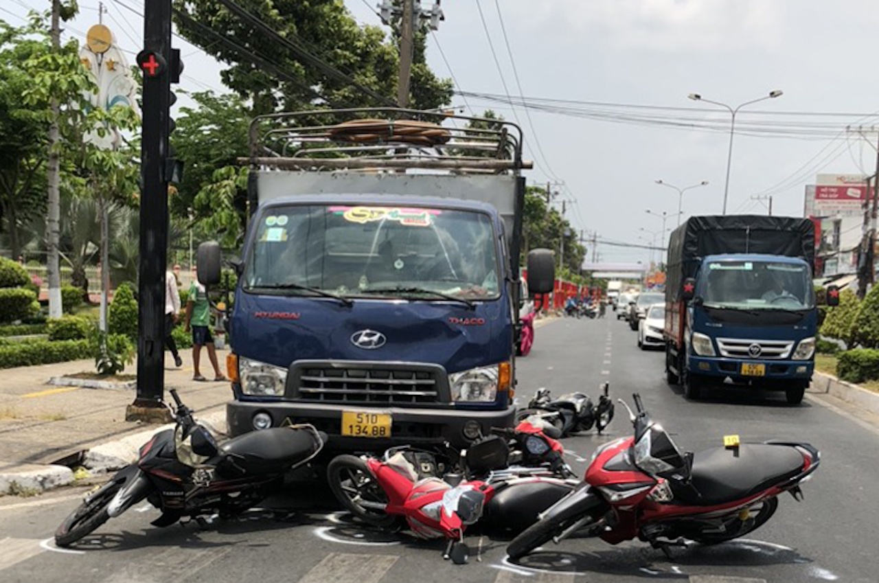 Tai xe oto tai va cham 6 xe may dang dung den do hinh anh