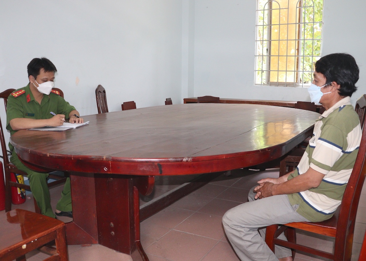 Ve que nghi le, nguoi dan ong tron truy na toi hiep dam bi bat hinh anh