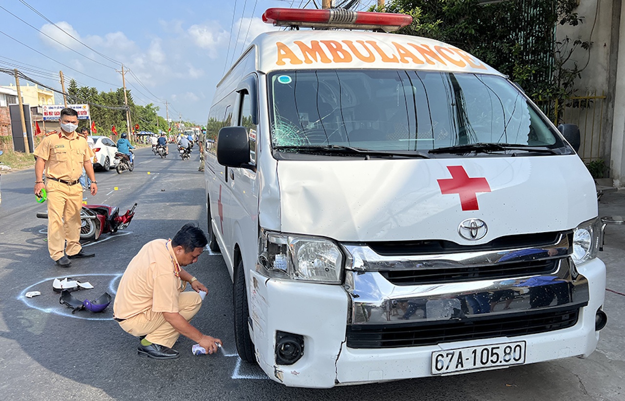 Xe chuyen benh tu thien va cham xe may, mot nguoi tu vong hinh anh