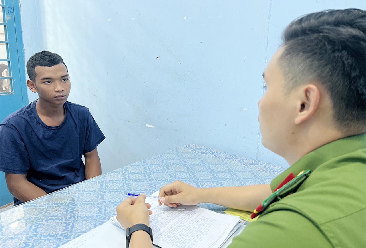 Nam thanh nien dam cha va chu ruot tu vong hinh anh