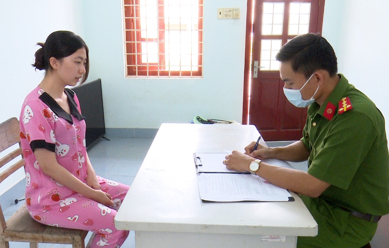 Bat tam giam co gai gay thuong tich cho ban gai cu cua nguoi yeu hinh anh