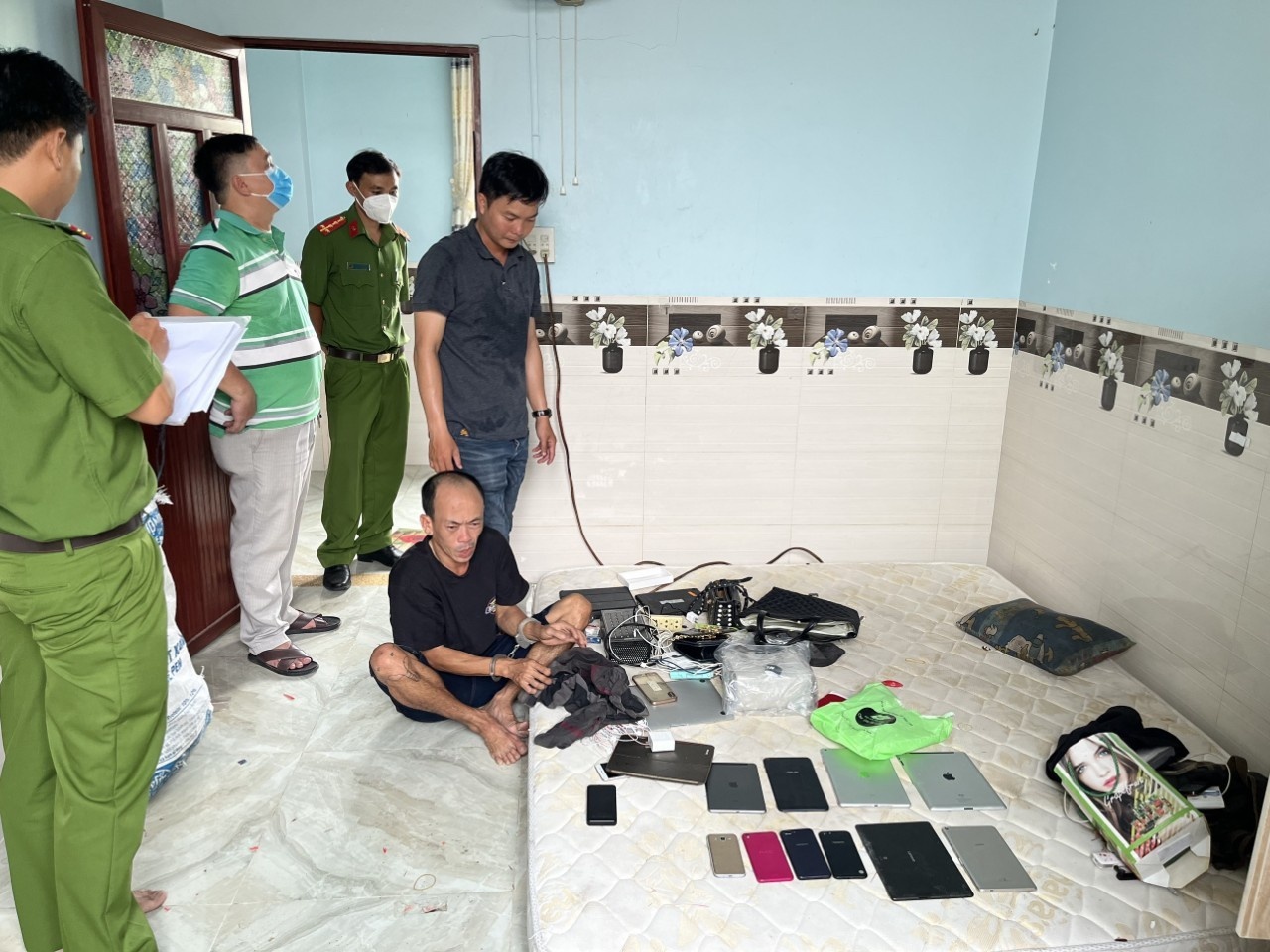 Bat giu thu pham dot nhap cua hang dien thoai hinh anh