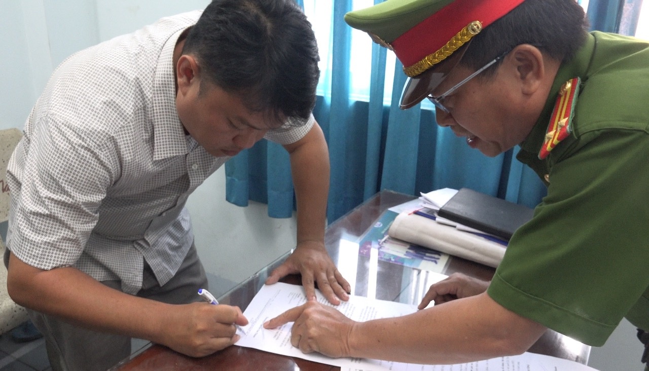 Lam gia ho so du thau, giam doc bi bat hinh anh