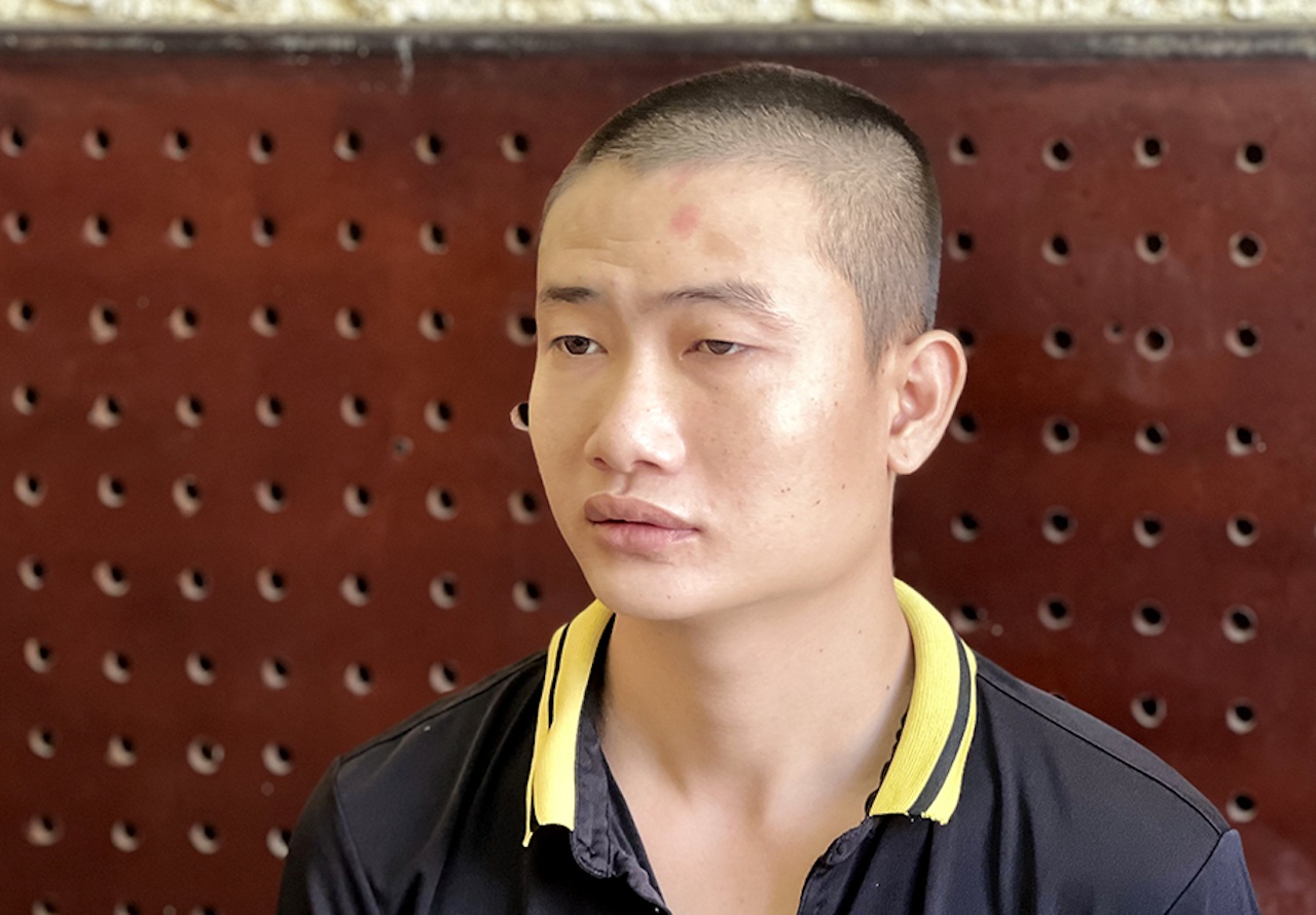 Bat giam thanh nien nhan loi chem bao ve nhap vien hinh anh