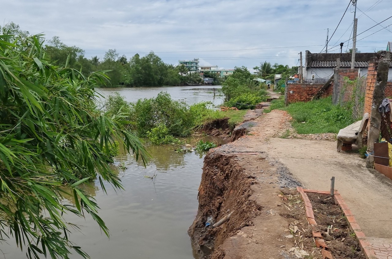 Sat lo bo song o Vinh Long, chia cat giao thong 28 ho dan hinh anh
