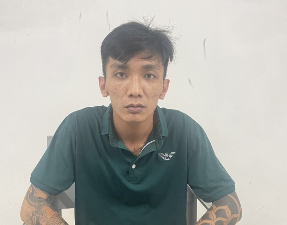 Nam thanh nien mang xang phong hoa dot nha de doi no hinh anh