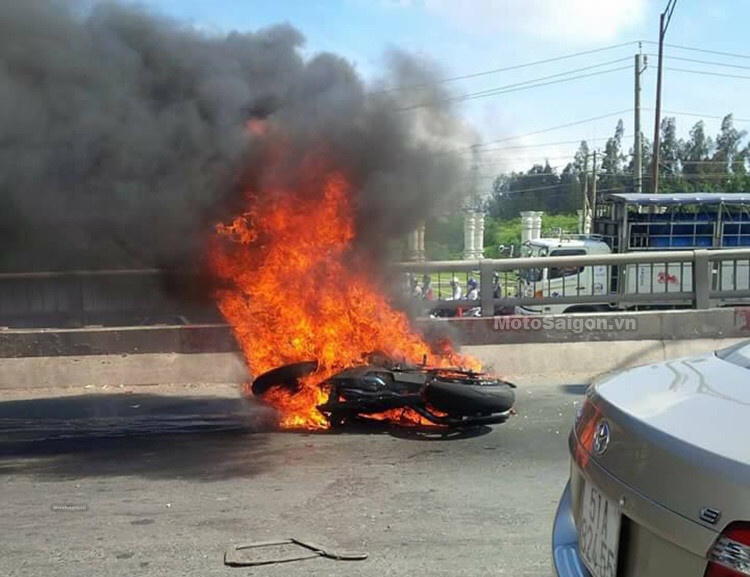 Moto phan khoi lon boc chay, chu nhan nhay cau tu cuu minh hinh anh