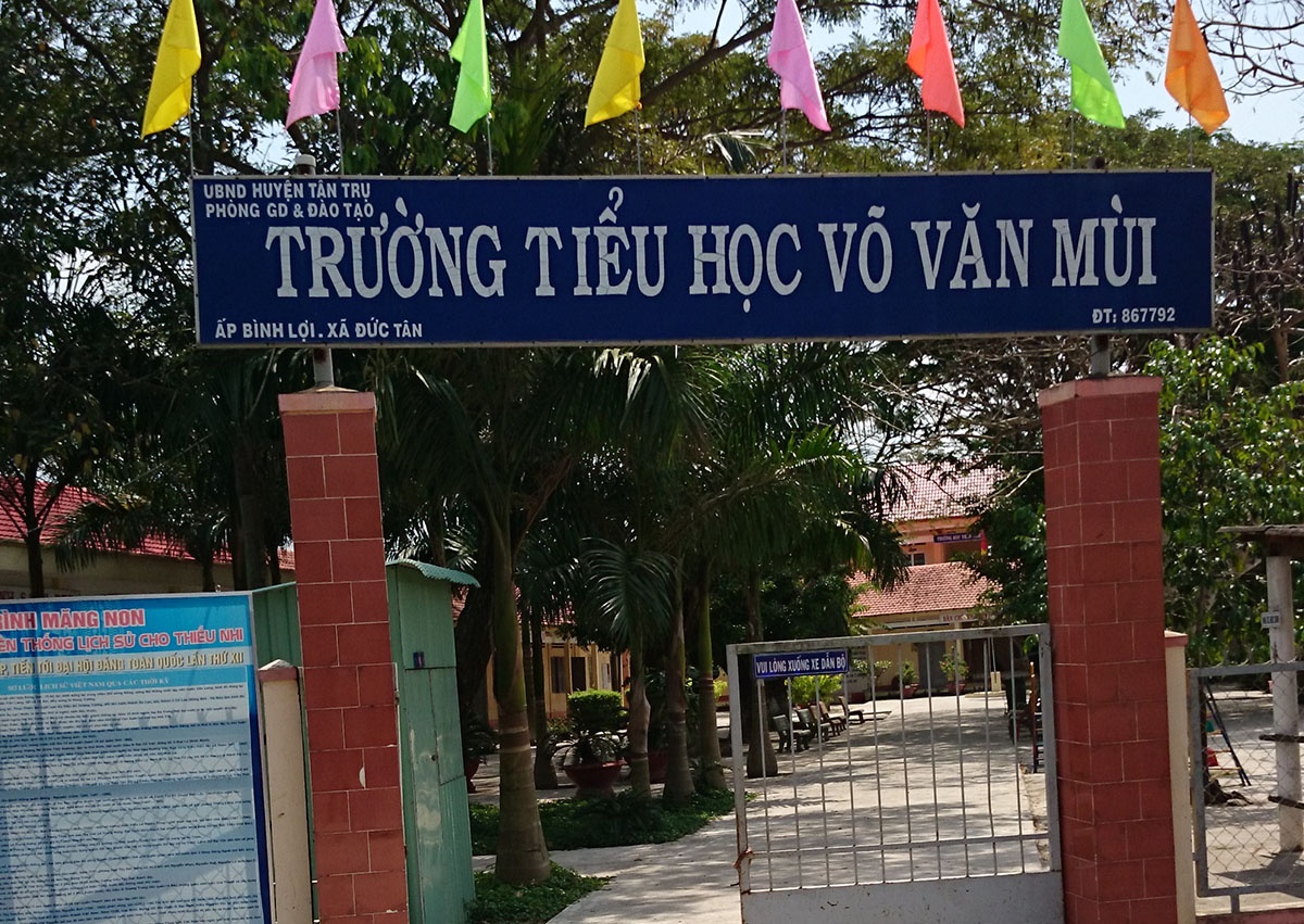 Danh hoc sinh tai lop, co giao day nhac bi ky luat hinh anh