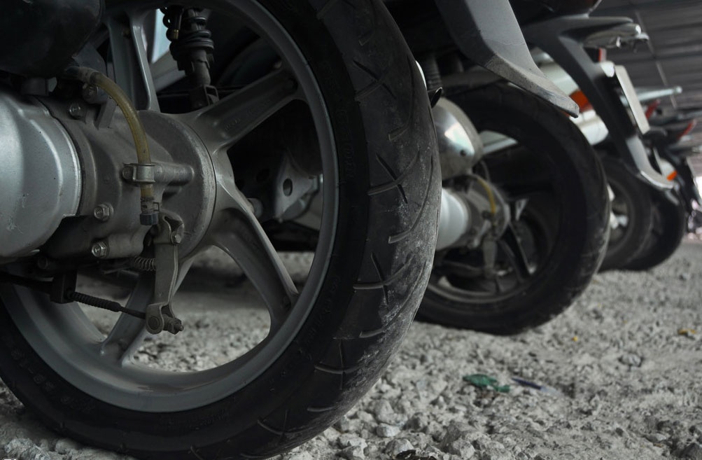 Tan cong canh sat giao thong de cuop lai xe vi pham hinh anh