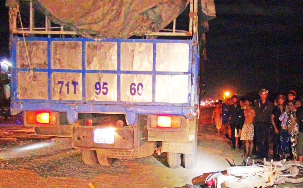 Oto dam moto cung chieu, 2 nguoi tu vong tai cho hinh anh