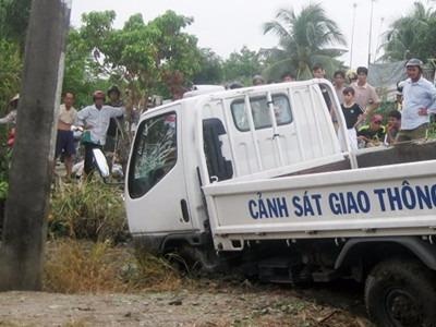 Thanh nien chan thuong so nao sau va cham voi xe tuan tra CSGT hinh anh