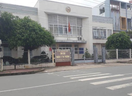 Cho thoi viec can bo quan ly thi truong muon tien cua nhieu nguoi hinh anh