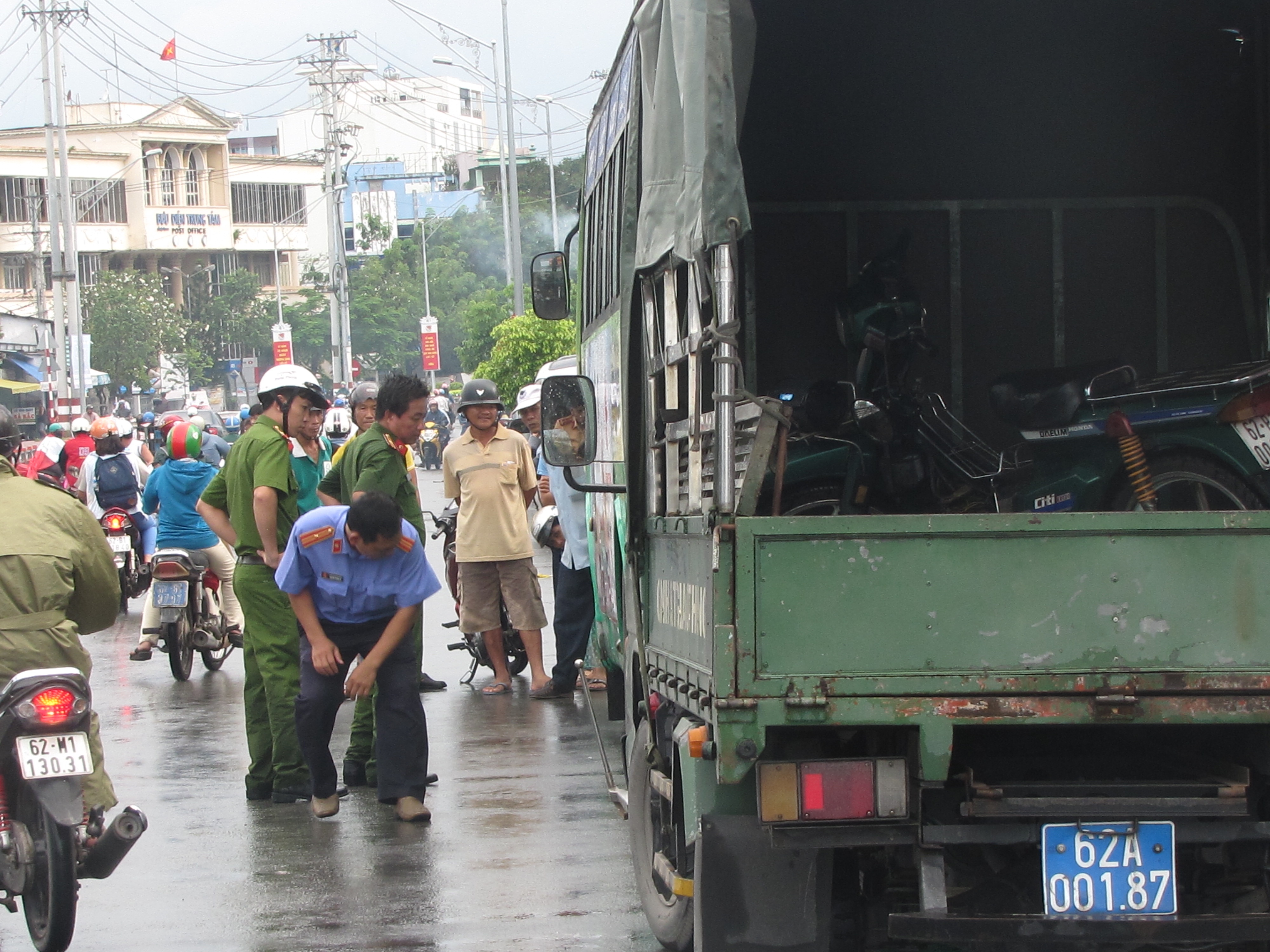Chu doanh nghiep tu vong vi gap nan giua cau Tan An hinh anh