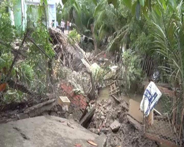 Sat lo nghiem trong, 3 can nha bi roi xuong dong nuoc hinh anh