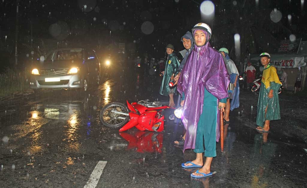 Tai xe xe Toyota Innova bo tron sau tai nan lam 2 nguoi thuong vong hinh anh