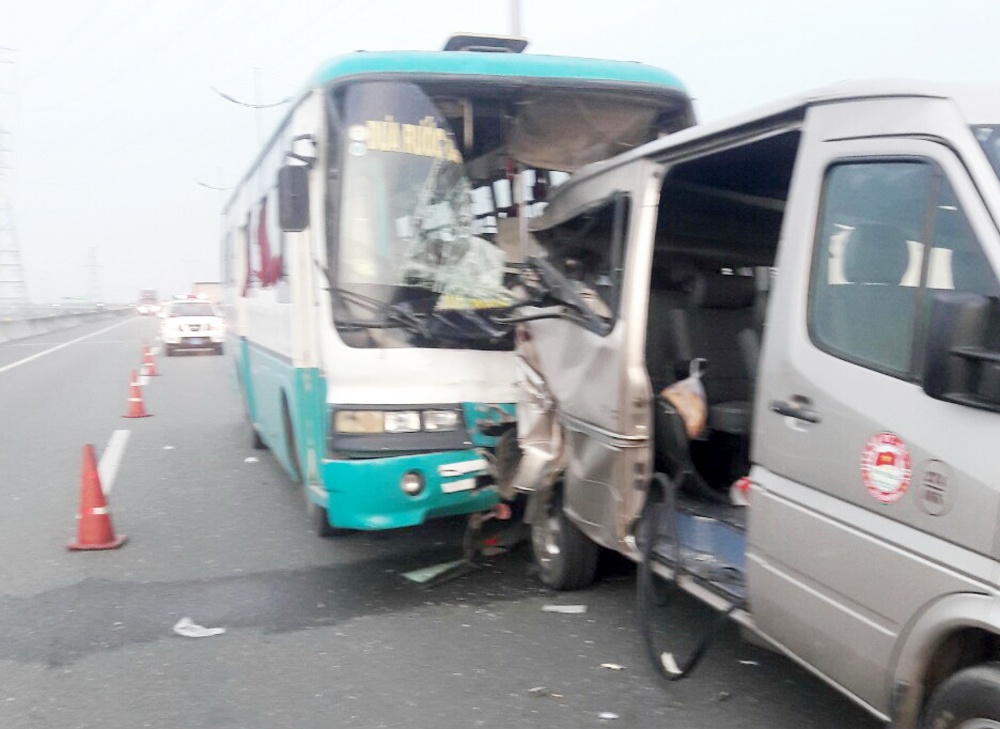 8 nguoi bi nan khi oto no lop tren cao toc Trung Luong hinh anh