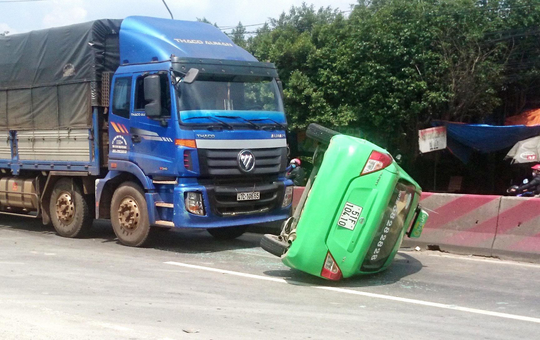 Taxi lật nhào ở Long An ảnh 1 Taxi lat nhao o Long An anh 1