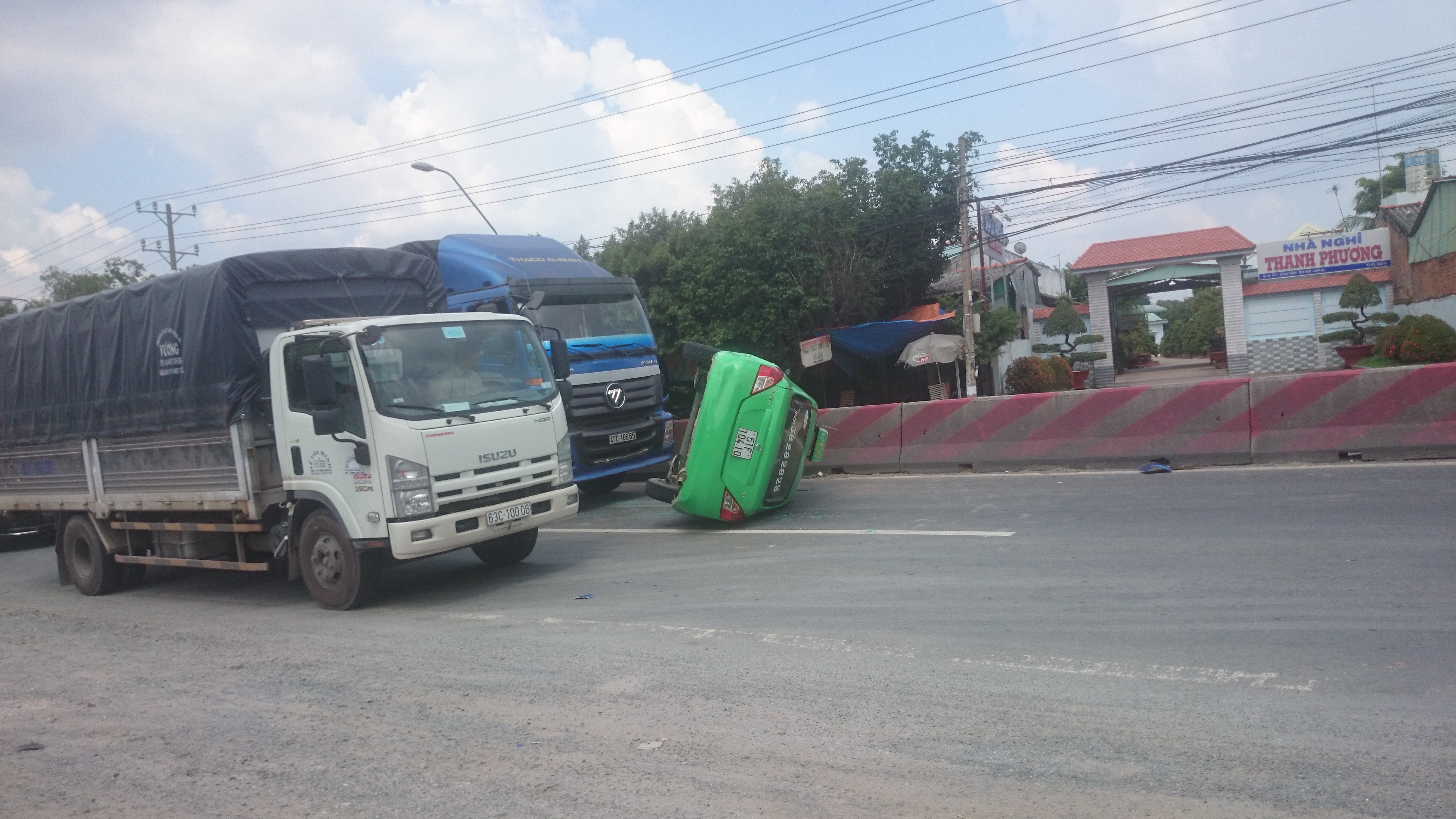 Taxi no lop lat tren duong, tai xe thoat chet trong gang tac hinh anh