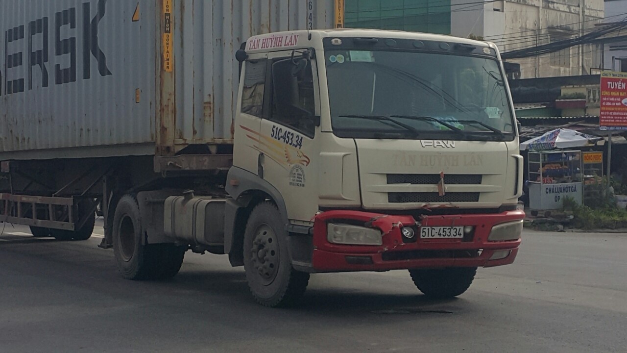 Nguoi dan duoi bat tai xe lai xe dau keo container bo tron sau tai nan hinh anh