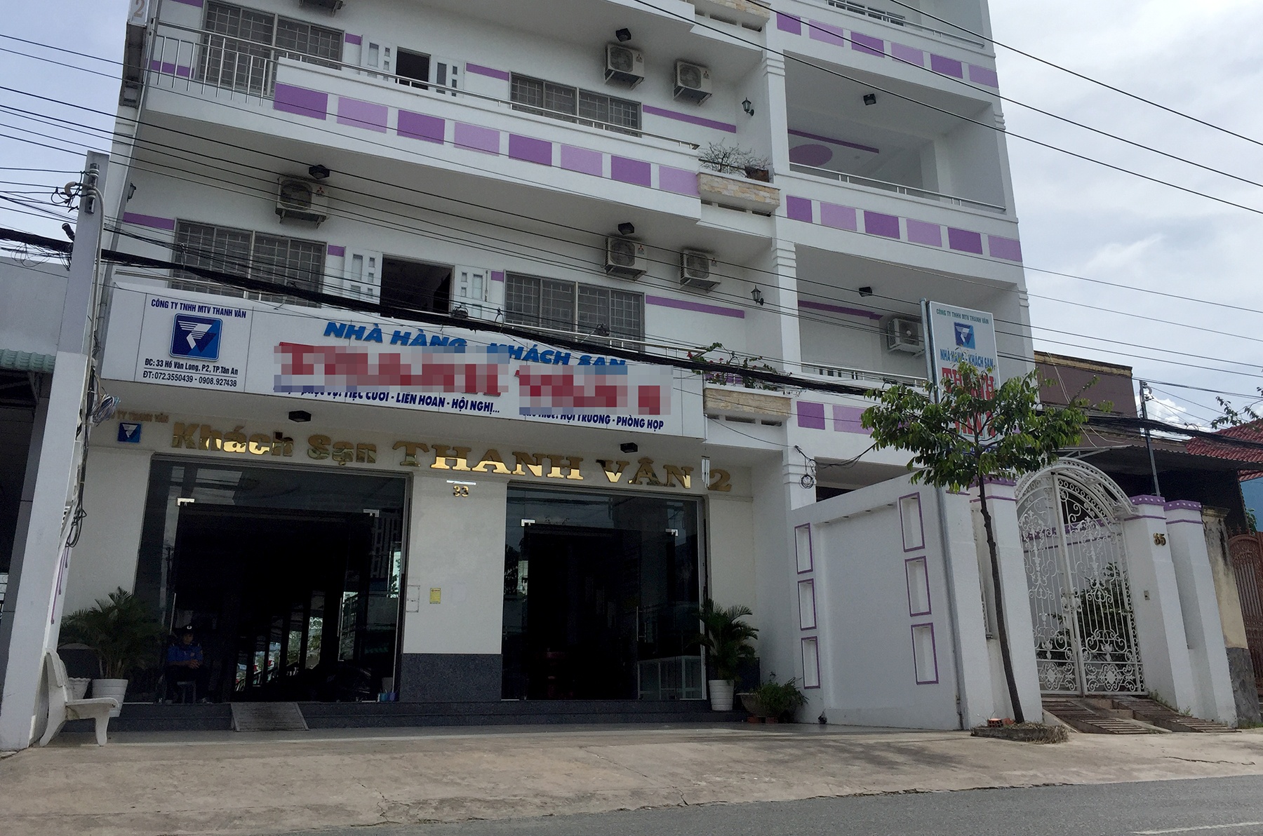 Ai trinh bao cuc pho mat gan 400 trieu dong o khach san tai Long An? hinh anh