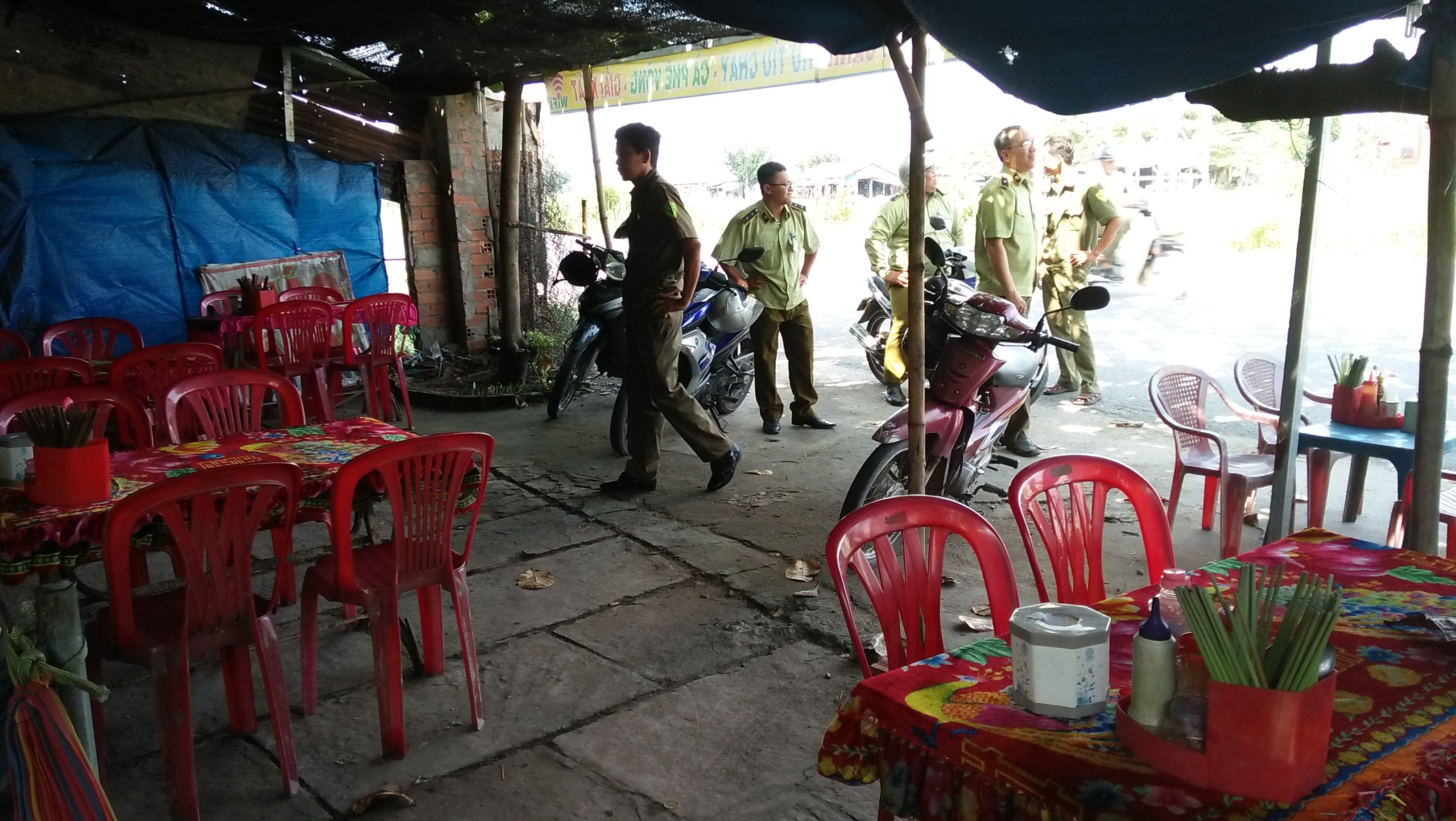 Quan an chat chem,  phat chu quan 4 trieu dong anh 2