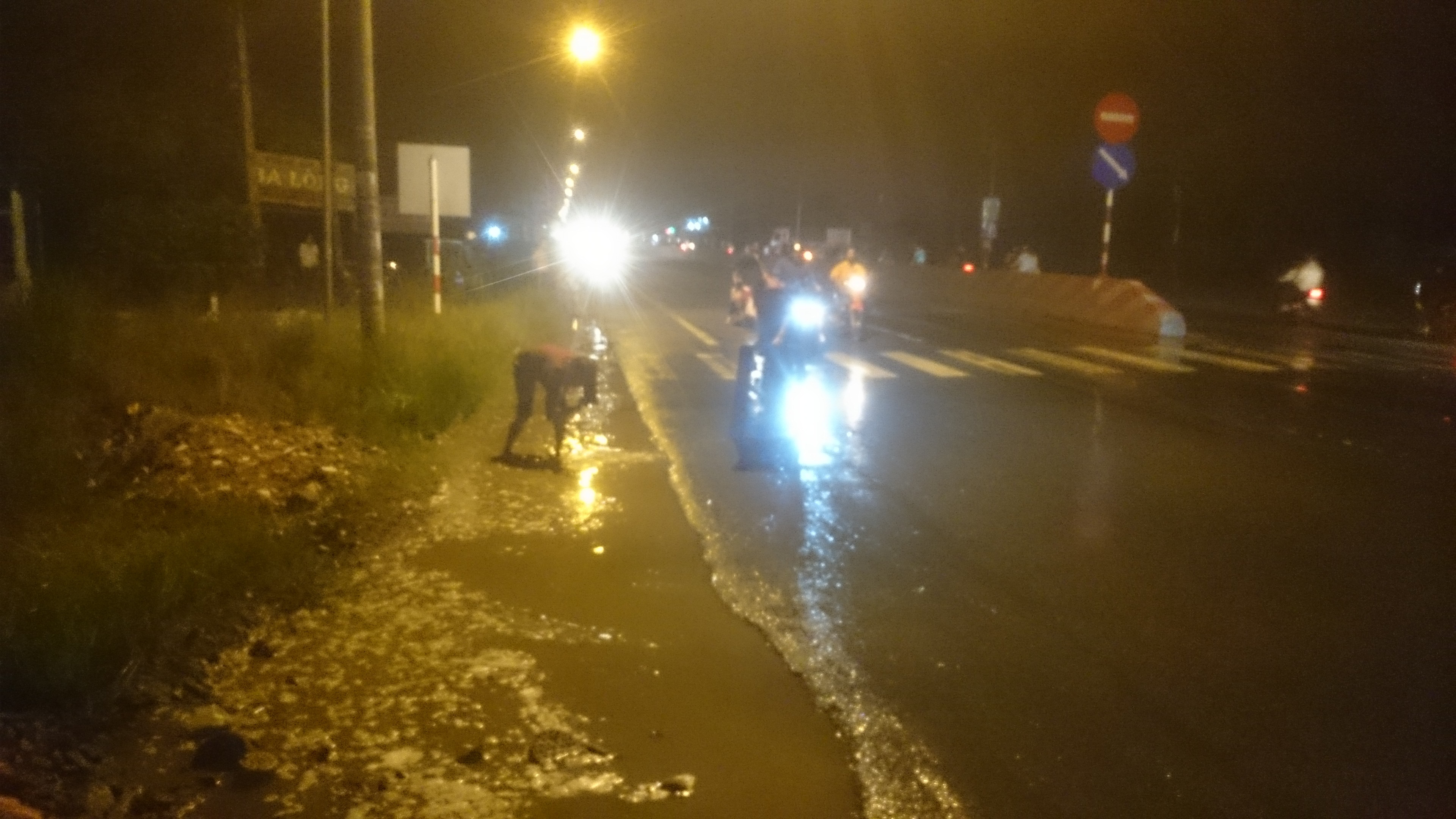 Hanh dong dep cua nguoi di duong,  luom phu ca giup tai xe anh 2