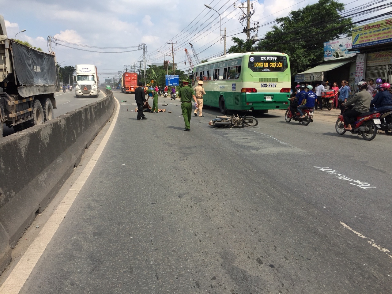 Taxi Mai Linh va chạm mô tô, người đàn ông tử vong tại chỗ ảnh 1 Taxi Mai Linh va cham mo to, nguoi dan ong tu vong tai cho anh 1