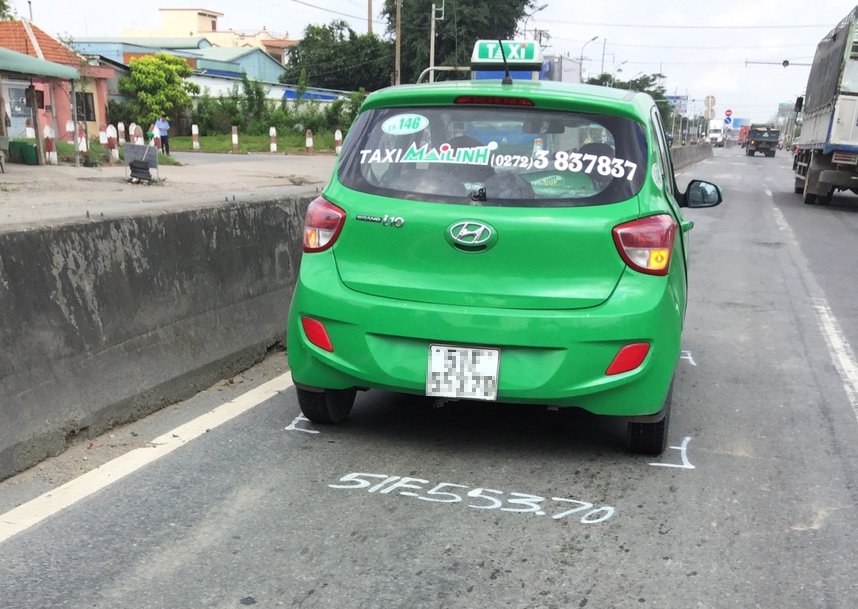 Taxi Mai Linh va chạm mô tô, người đàn ông tử vong tại chỗ ảnh 2 Taxi Mai Linh va cham mo to, nguoi dan ong tu vong tai cho anh 2