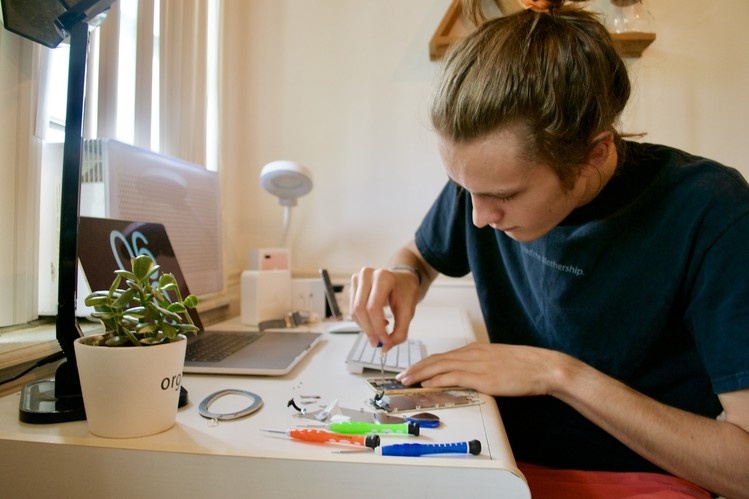 thiếu niên sửa iPhone thu nhập 20.000 USD ảnh 3 thieu nien sua iPhone thu nhap 20.000 USD anh 3