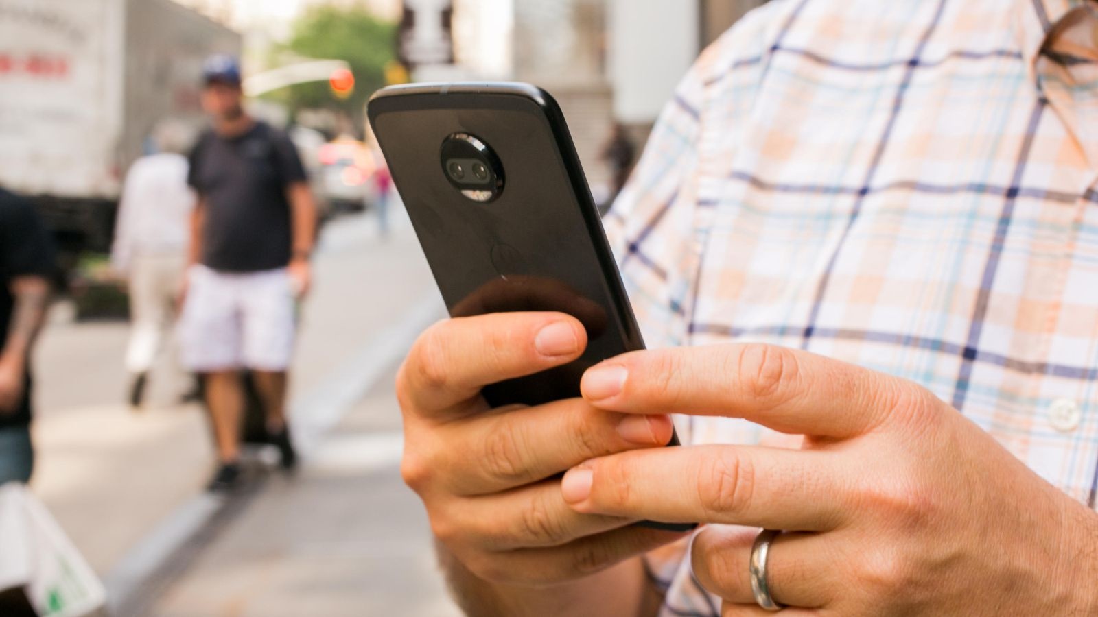 Lam dung smartphone gay ung thu nao va mat tri hinh anh