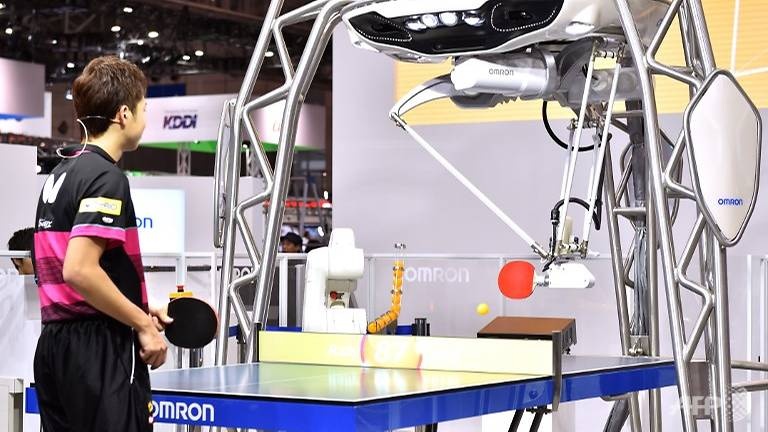 The he robot biet boc lo cam xuc duoc trinh lang tai CES hinh anh