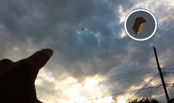 Trung ta hai quan ke lai cuoc gap voi UFO hinh anh