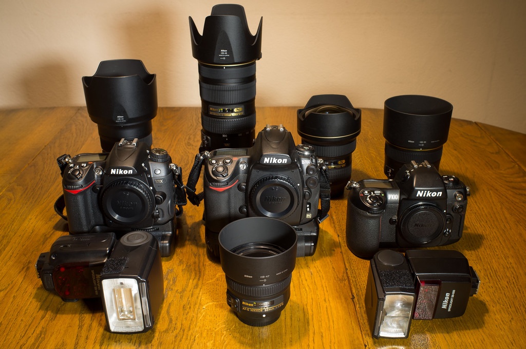 nhan biet may Nikon tan trang anh 1