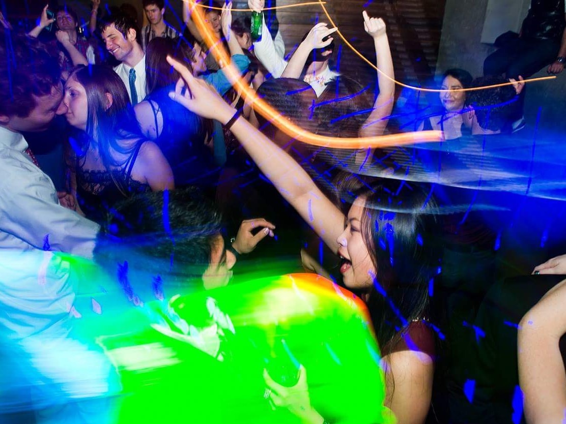 tiec sex trong gioi tien so anh 2