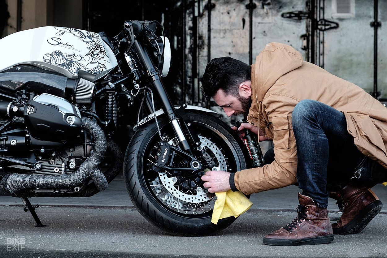 Chien binh Samurai BMW R NineT mang dong mau Ha Lan hinh anh