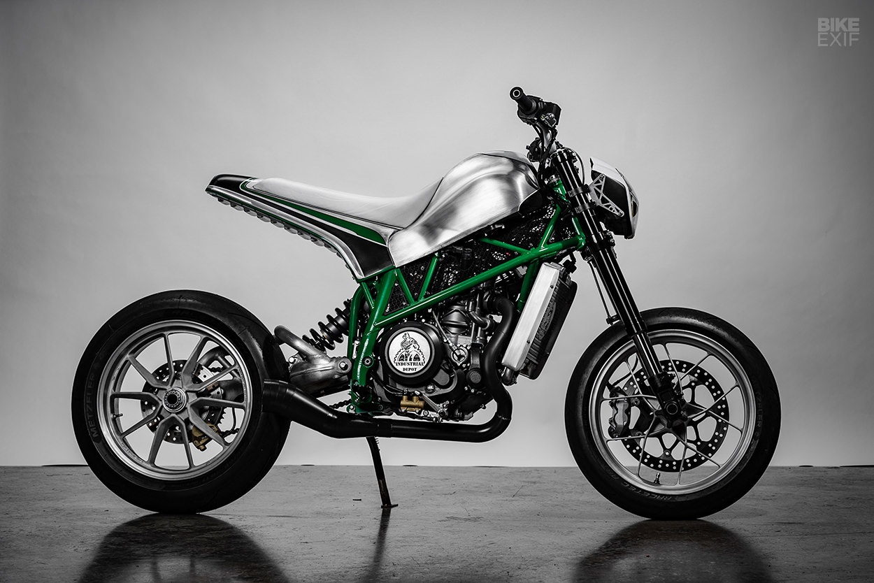 Luon lach pho hep cung KTM Duke 690 tu lo do tru danh nuoc My hinh anh