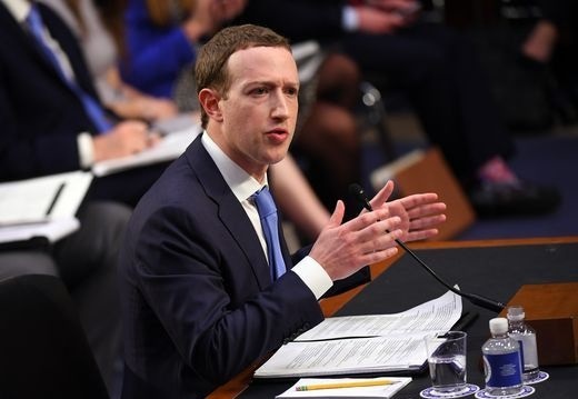 Giua luc kho khan, Facebook lien tuc chay mau chat xam hinh anh