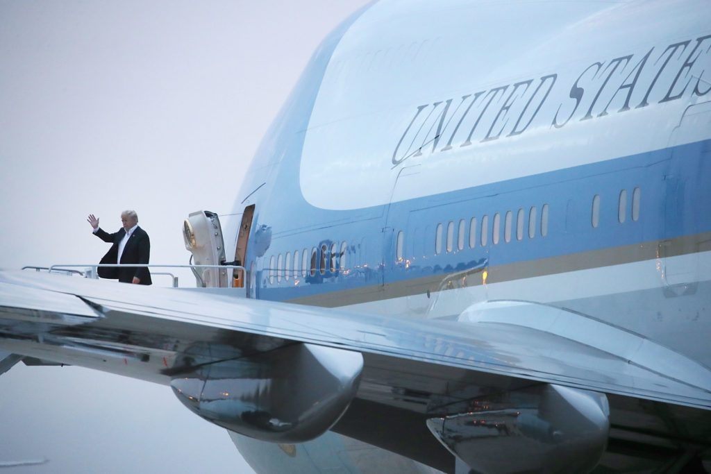 Rapper khuyen ong Trump thay Air Force One bang may bay Apple hinh anh
