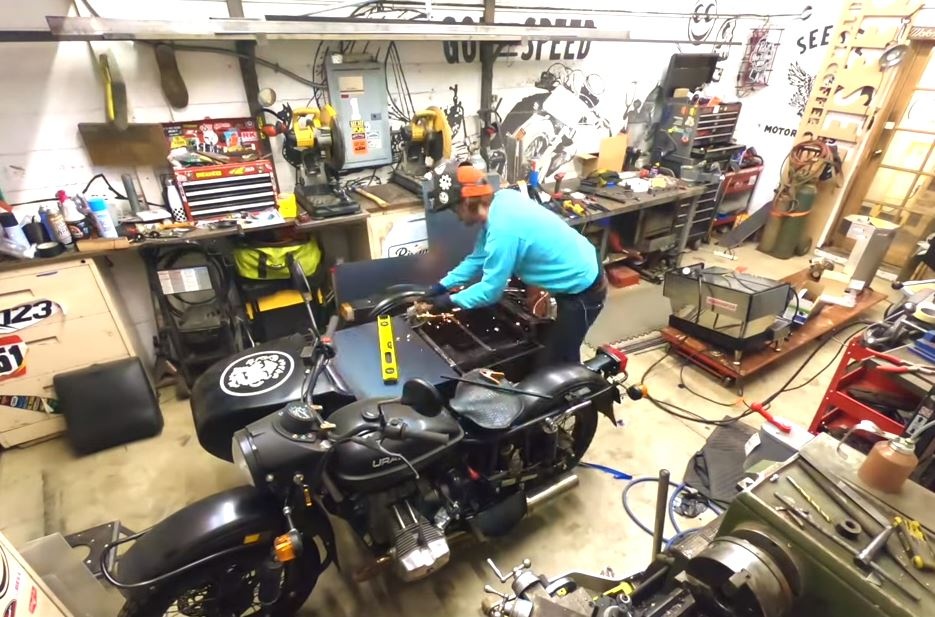 Ural sidecar tro thanh xe ban ca phe di dong hinh anh