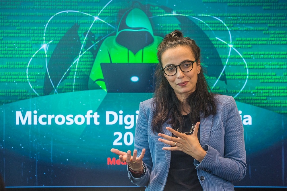 Microsoft thu mua 10 chiec may tinh o VN, tat ca deu co ma doc hinh anh