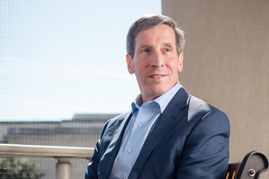 Nguoi dan ong dang nam van menh cua Facebook hinh anh