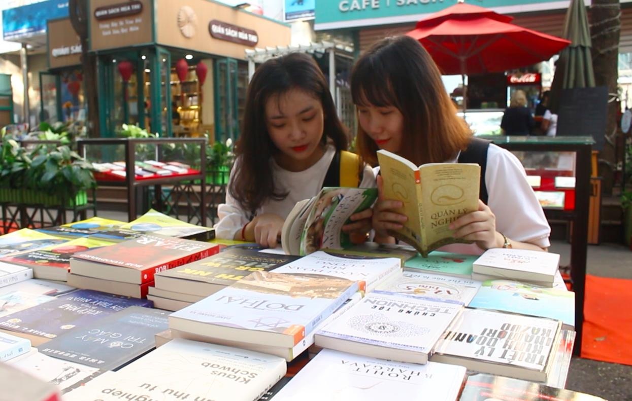 Nguoi tre voi tuan le khuyen doc tai duong sach Sai Gon hinh anh