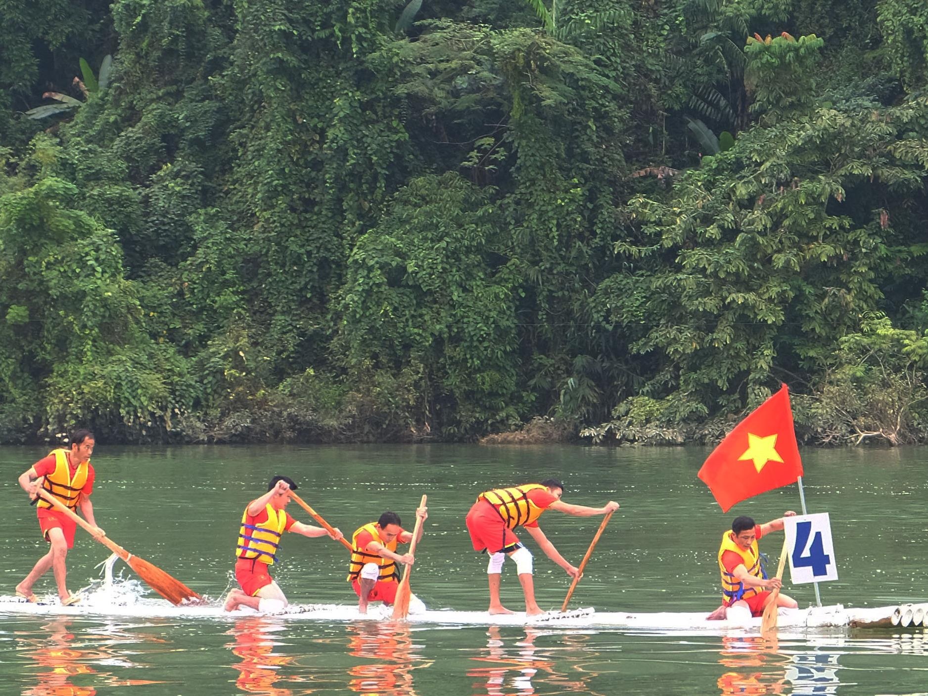 Doc dao le hoi dua mang o Ha Giang hinh anh