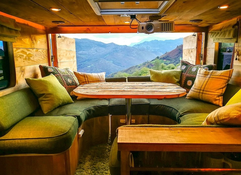 Du lich vong quanh the gioi trong nha go sang trong thiet ke tu xe tai hinh anh